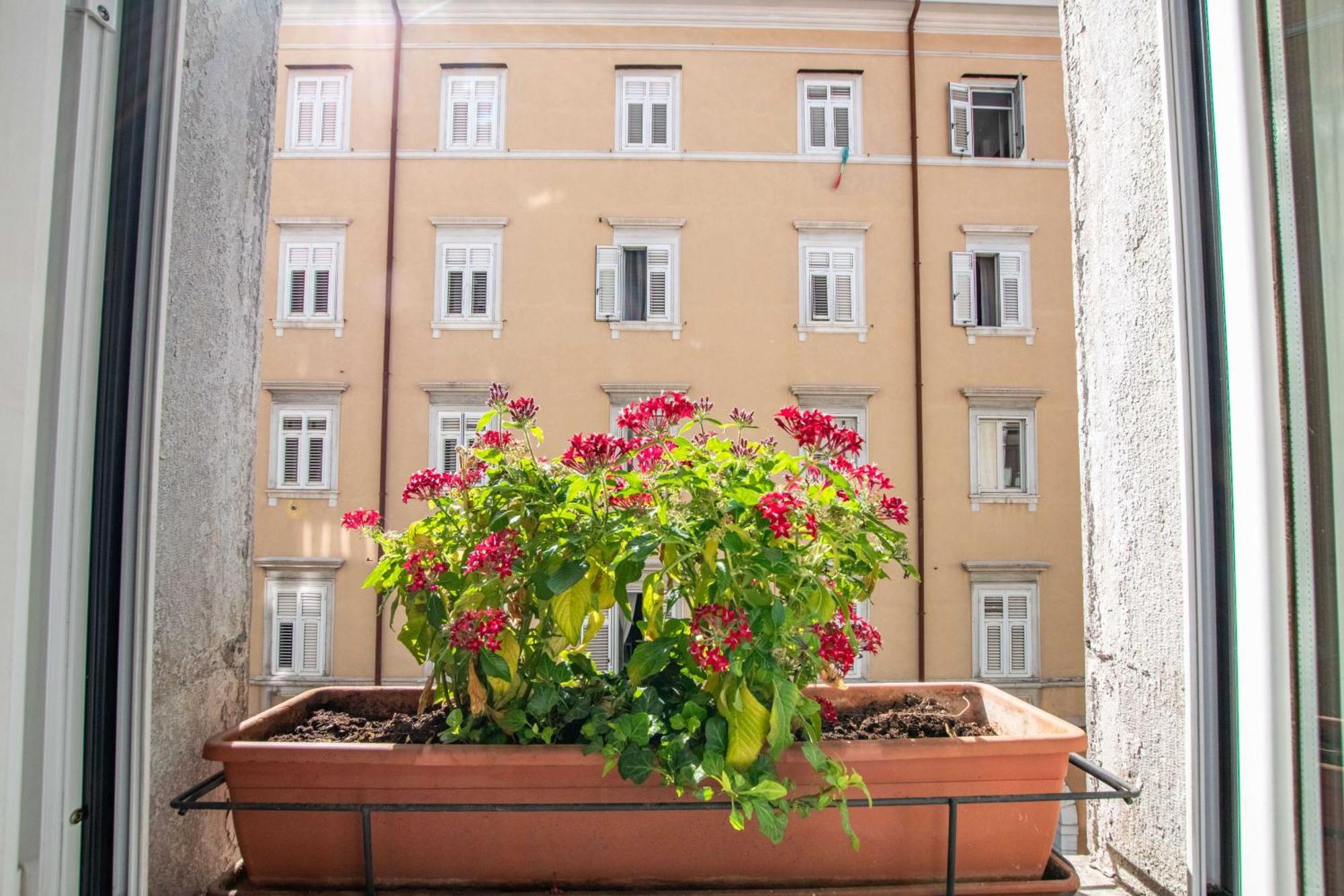 White Tower Guesthouse Триест Экстерьер фото